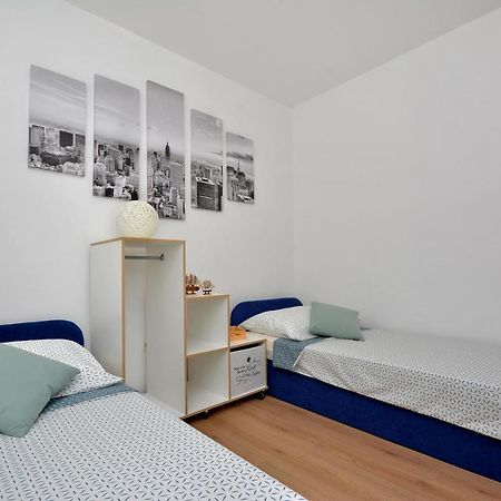 Apartment Wild Rose Подстрана Екстериор снимка