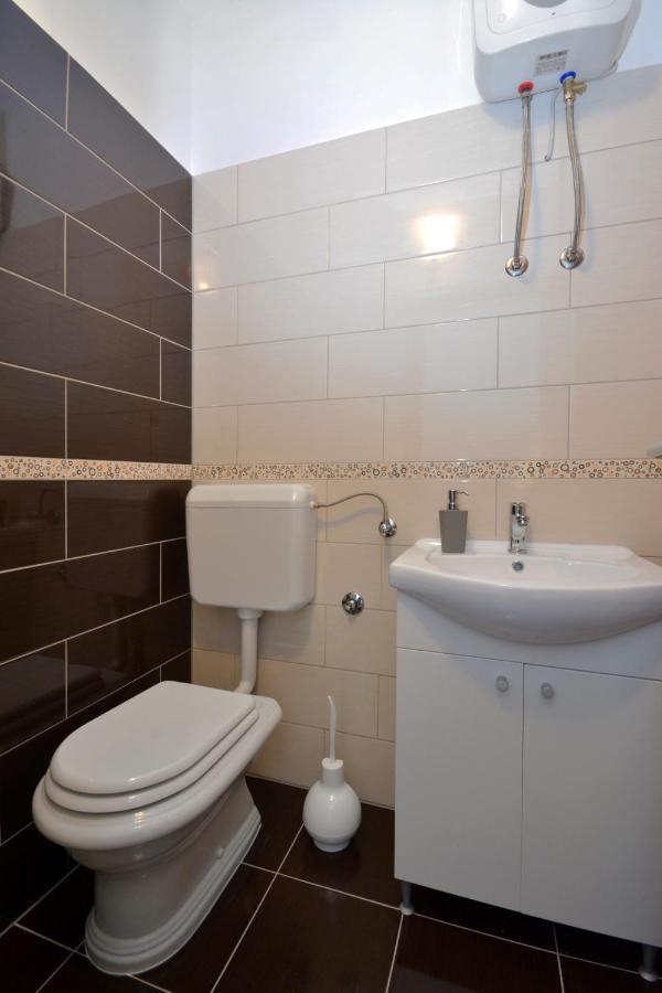 Apartment Wild Rose Подстрана Екстериор снимка