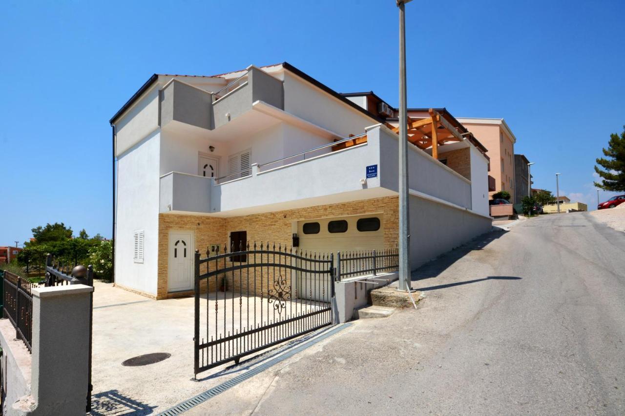 Apartment Wild Rose Подстрана Екстериор снимка