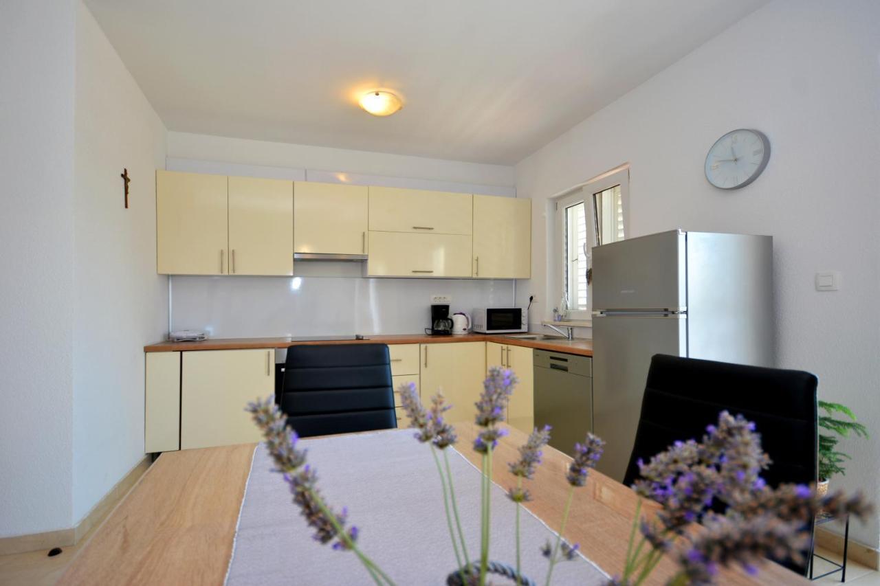 Apartment Wild Rose Подстрана Екстериор снимка