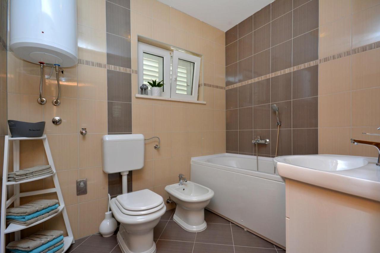 Apartment Wild Rose Подстрана Екстериор снимка