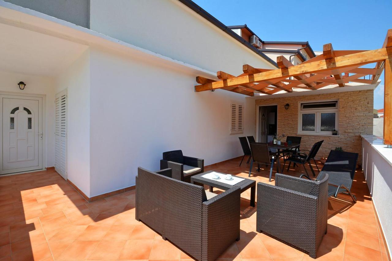 Apartment Wild Rose Подстрана Екстериор снимка