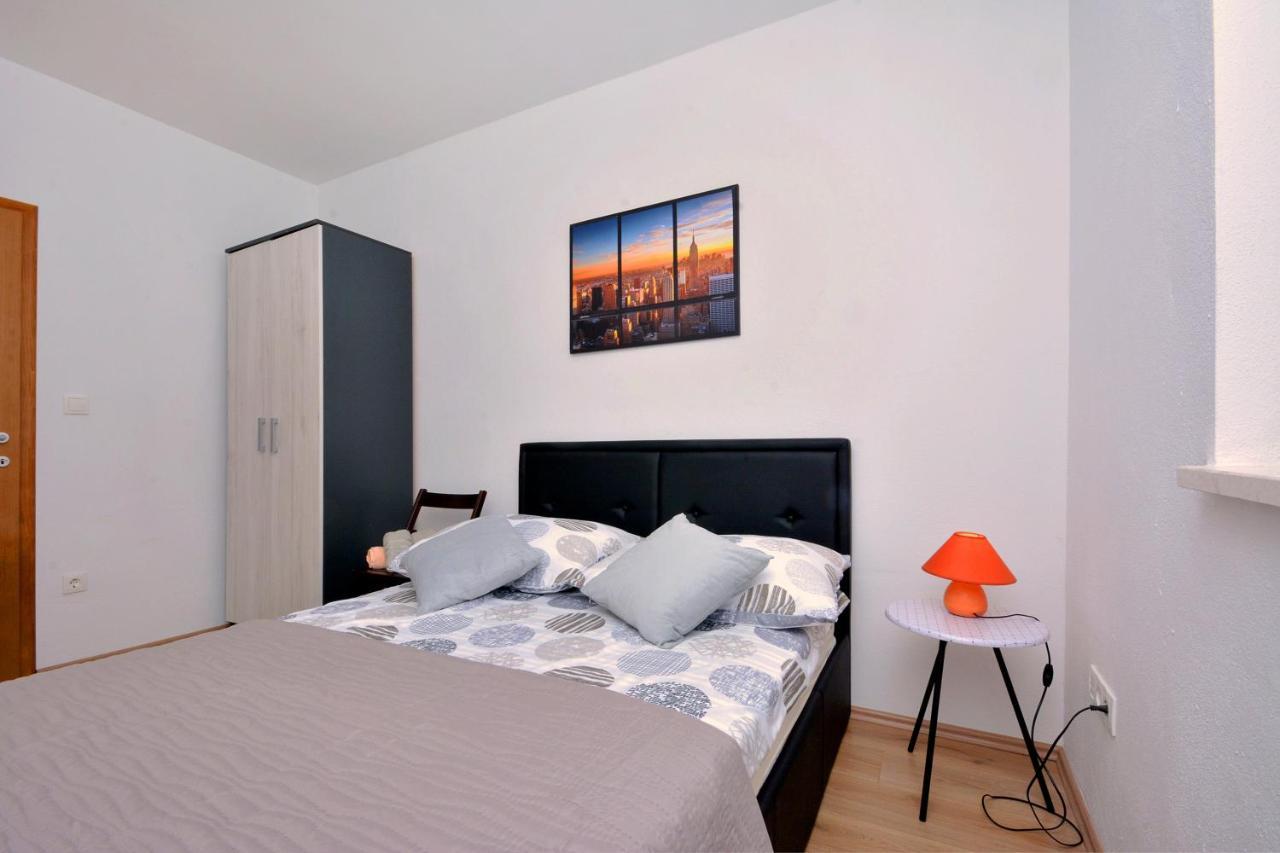 Apartment Wild Rose Подстрана Екстериор снимка